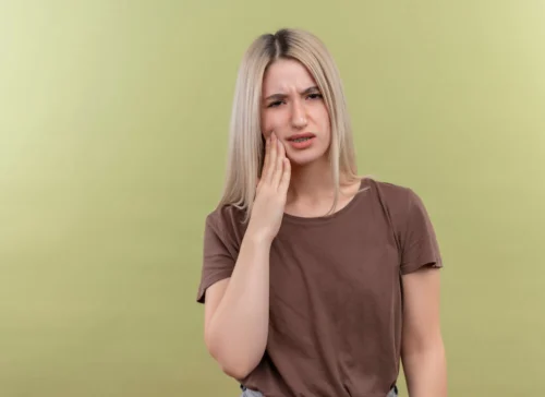 Endodont izvaja koreninsko zdravljenje, da odpravi zobobol in reši zob