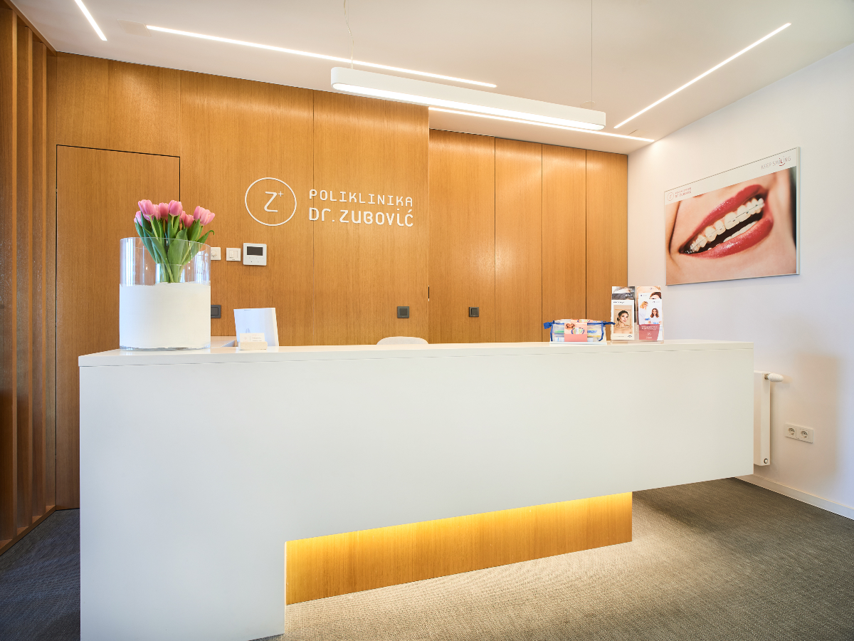 Pacient, ki se sooča z bolečinami zaradi nepravilnega ugriza ali položaja zob, med posvetom pri ortodontu ali endodontu (zobozdravnik). Pri nas uredimo ortodontski ali endodontski pregled in začetek zdravljenja v 10 dneh z napotnico ter ponudimo učinkovite rešitve.