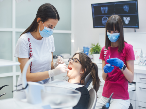 Pacient, ki se sooča z bolečinami zaradi nepravilnega ugriza ali položaja zob, med posvetom pri ortodontu ali endodontu (zobozdravnik). Pri nas uredimo ortodontski ali endodontski pregled in začetek zdravljenja v 10 dneh z napotnico ter ponudimo učinkovite rešitve.