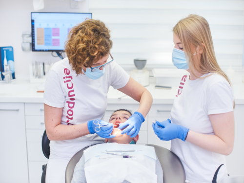 Pacient, ki se sooča z bolečinami zaradi nepravilnega ugriza ali položaja zob, med posvetom pri ortodontu ali endodontu (zobozdravnik). Pri nas uredimo ortodontski ali endodontski pregled in začetek zdravljenja v 10 dneh z napotnico ter ponudimo učinkovite rešitve.