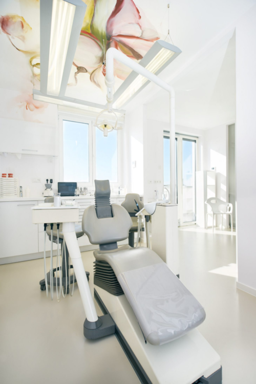 Pacient, ki se sooča z bolečinami zaradi nepravilnega ugriza ali položaja zob, med posvetom pri ortodontu ali endodontu (zobozdravnik). Pri nas uredimo ortodontski ali endodontski pregled in začetek zdravljenja v 10 dneh z napotnico ter ponudimo učinkovite rešitve.