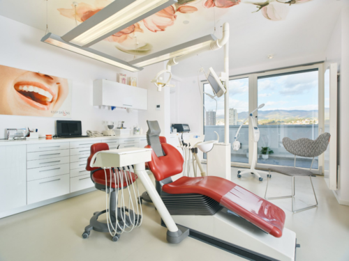 Pacient, ki se sooča z bolečinami zaradi nepravilnega ugriza ali položaja zob, med posvetom pri ortodontu ali endodontu (zobozdravnik). Pri nas uredimo ortodontski ali endodontski pregled in začetek zdravljenja v 10 dneh z napotnico ter ponudimo učinkovite rešitve.