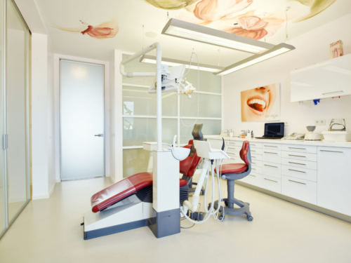 Pacient, ki se sooča z bolečinami zaradi nepravilnega ugriza ali položaja zob, med posvetom pri ortodontu ali endodontu (zobozdravnik). Pri nas uredimo ortodontski ali endodontski pregled in začetek zdravljenja v 10 dneh z napotnico ter ponudimo učinkovite rešitve.